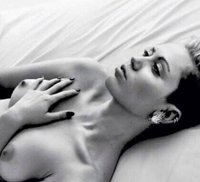 Miley Cyrus in posa per la campagna #freethenipple 